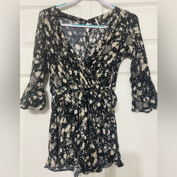 - FREE PEOPLE All Right Ruffles Romper size XS - Picture 8 of 8